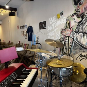 Bloommin CafeBar +Art +Music
